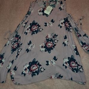 Floral print long sleeved top.